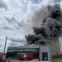 O hală cu materiale de tâmplărie PVC, din Suceava, a luat foc. Au avut loc degajări de fum gros - Foto: News.ro