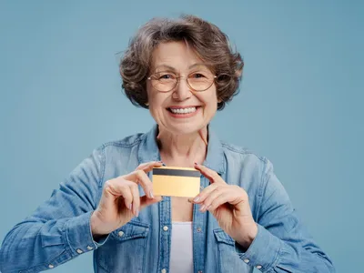 Pensionară așteptând pensia pe card - Foto: Freepik