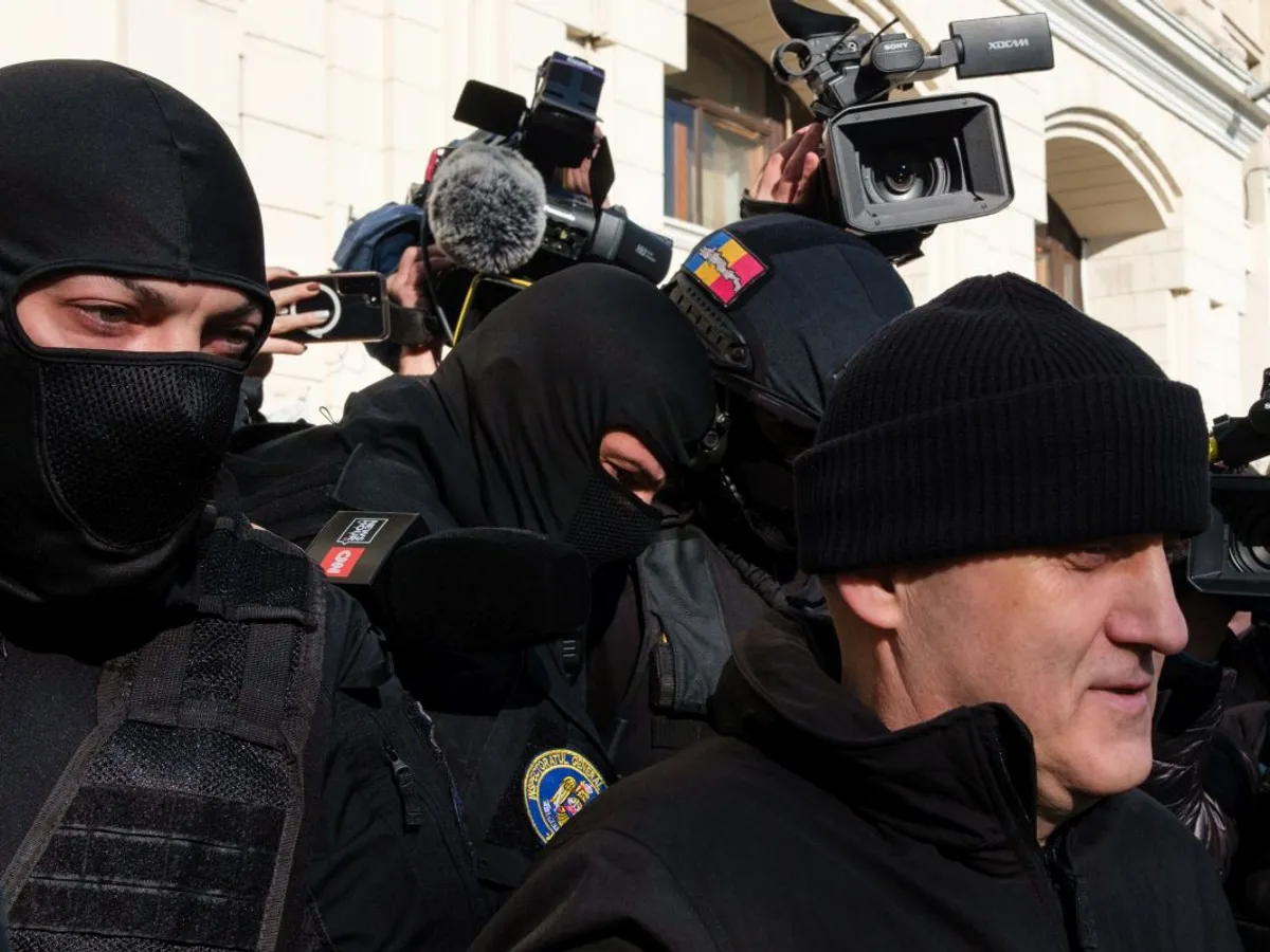 Horaţiu Potra, părăsind Parchetul General, sub escorta Poliţiei - Foto: INQUAM PHOTOS/Alexandru Nechez