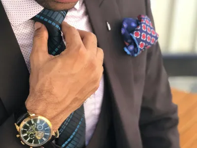 Bărbat elegant îmbrăcat - Foto: Pexels/The Lazy Artist Gallery