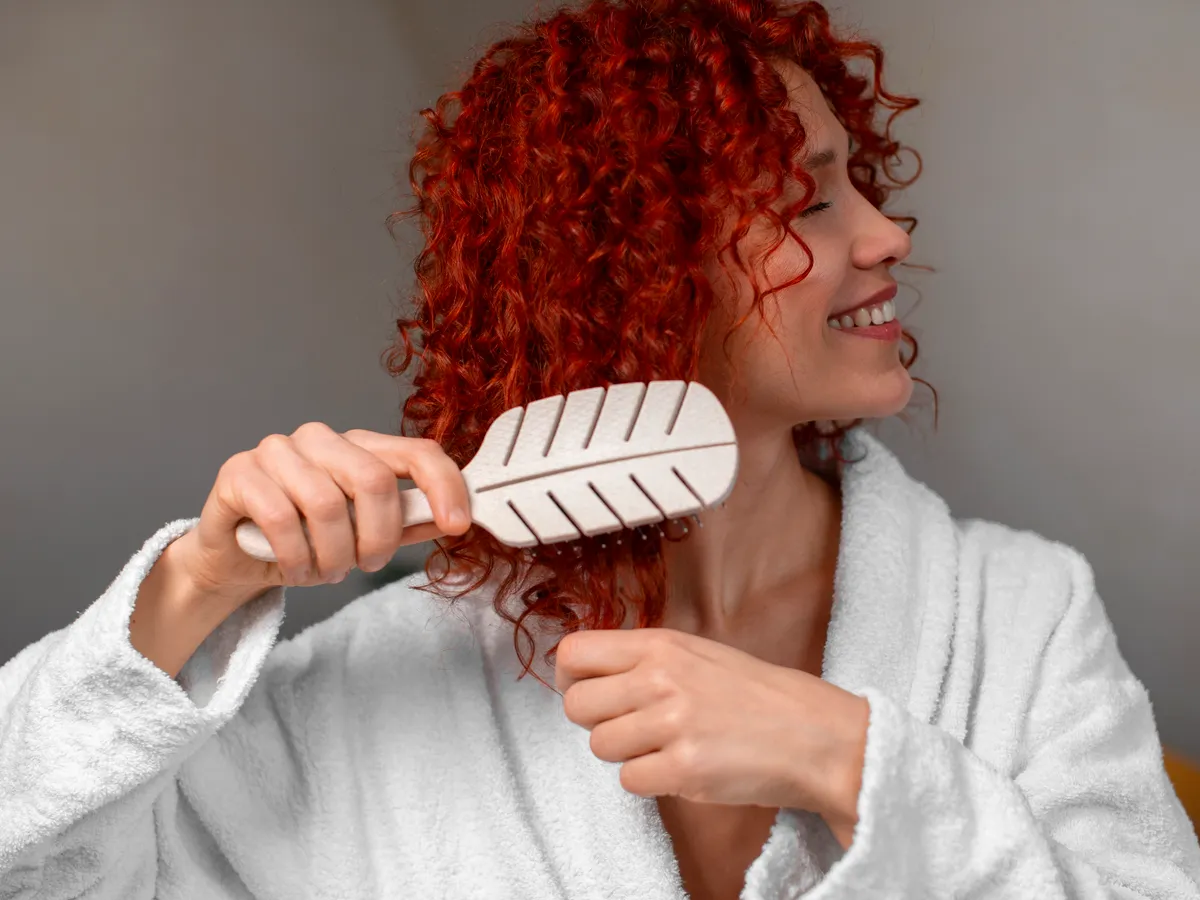 O perie murdară poate fi motivul pentru care ți se îngrașă părul mai repede. Cât de des să o speli? - Foto: Freepik (Imagine cu rol ilustrativ)