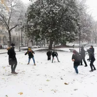 Copii jucându-se în zăpada - Foto: Profimedia Images - Caracter ilustrativ