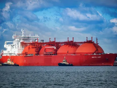 Tancul LNG Arctic Princess ajunge în Port of Grain, trecând prin Docurile Sheerness - Foto: Profimedia Images