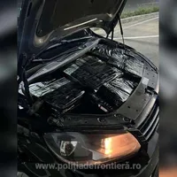 20.000 lei amendă pentru un bărbat prins la Vama Albița cu 9.000 de țigarete sub capota mașinii - Foto: politiadefrontiera.ro