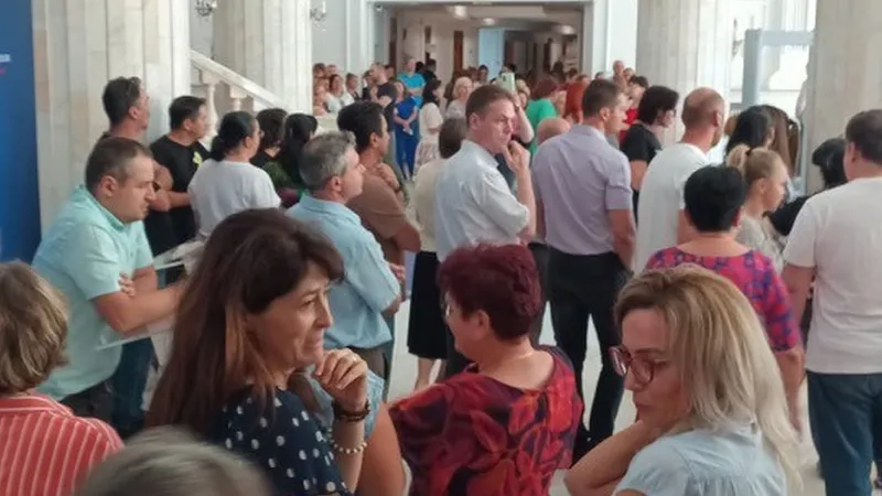 Protest spontan, în Ministerul Finanțelor. Angajații nemulțimiți de OUG-ul austerității - Foto: news.ro