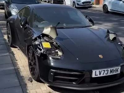 Imagini virale! Cum i-au furat hoții farurile unui Porsche 911? Tabla, tăiată ca la conserve - Foto: captură video