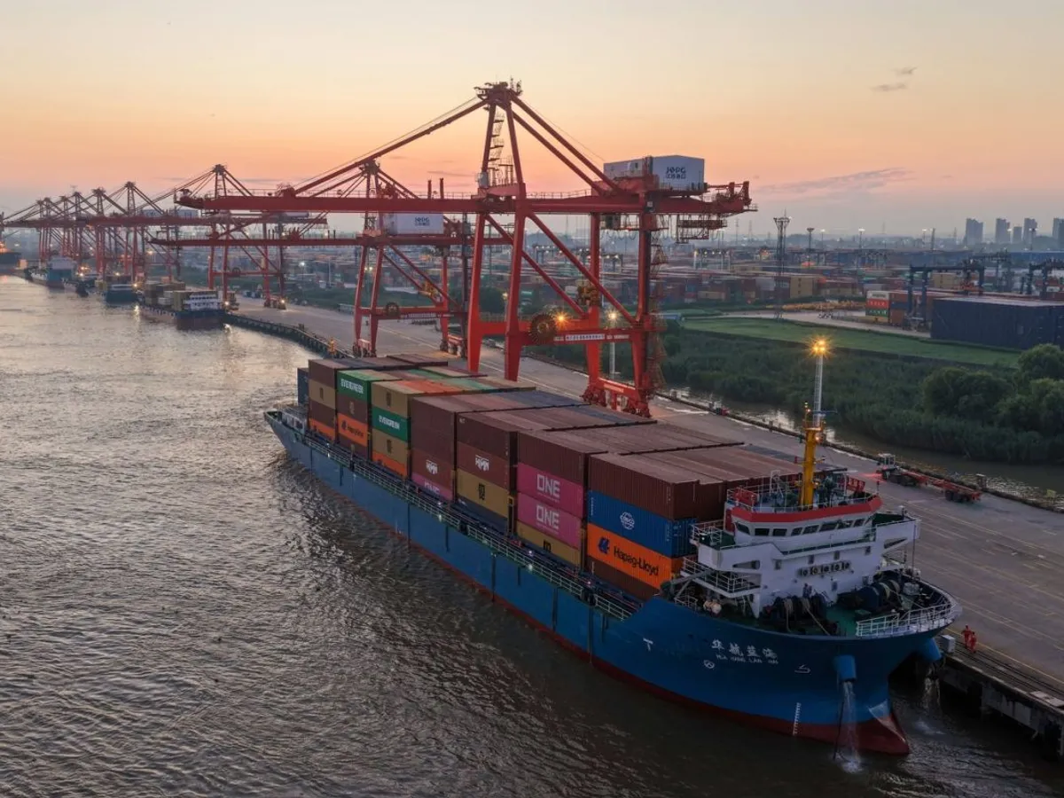 O navă de marfă încărcată cu containere acostează la Terminalul de Containere Longtan, din Nanjing, China - Foto: Profimedia Images
