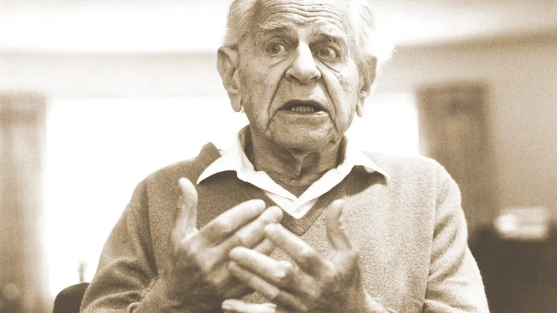 Filosoful  Karl Popper, evreu austriac fugit din calea naziștilor, i-a devenit mentor lui Soros la  London School of Economics and Political Science - Foto: Gulliver/ Getty Images