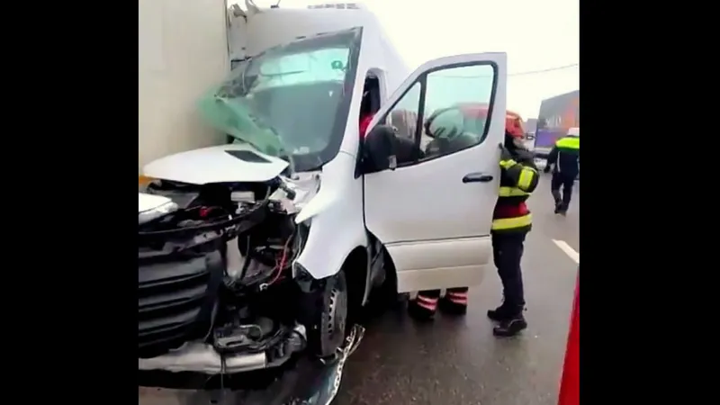 Un microbuz s-a înfipt în remorca unui TIR pe E 85. / Foto: captură video