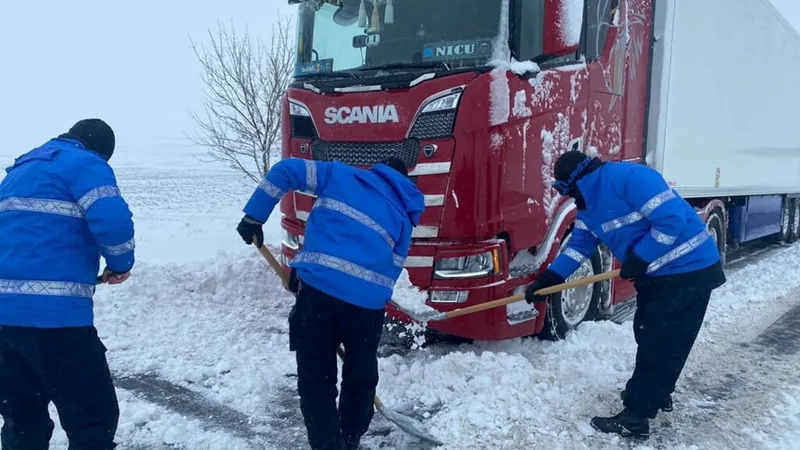 Peste 10 drumuri din Galați și alte cinci județe sunt încă blocate de nămeți de zăpadă. / Foto: Facebook, CNAIR