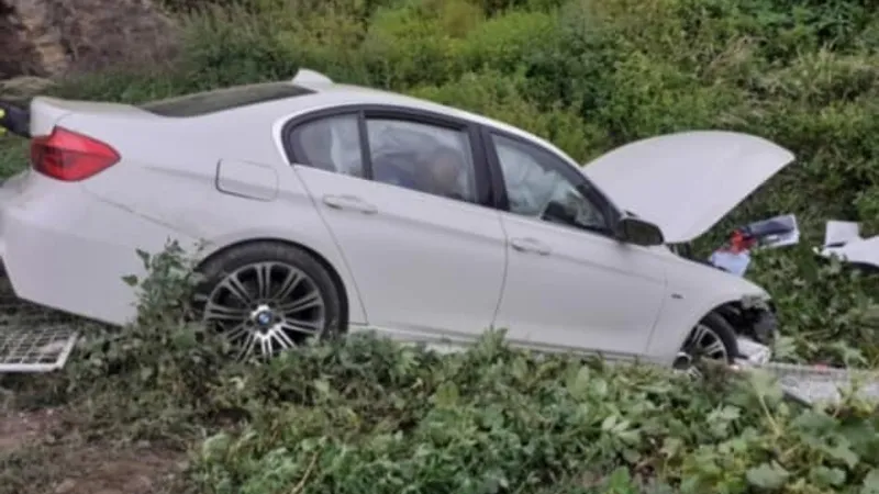 Șoferul unui BMW a pierdut controlul volanului și a sărit de pe drum pe Valea Oltului. / Foto: Info Trafic 24, Facebook