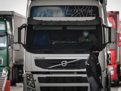 Camioane în frontiera Giurgiu - Ruse, înainte de aderarea României şi Bulgariei la Spaţiul Schengen - Foto: Profimedia Images