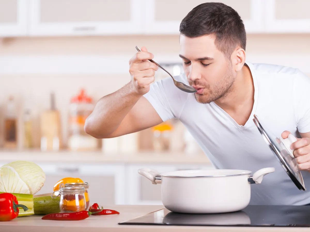 Persoană care gătește - Foto: Freepik (Imagine cu rol ilustrativ)