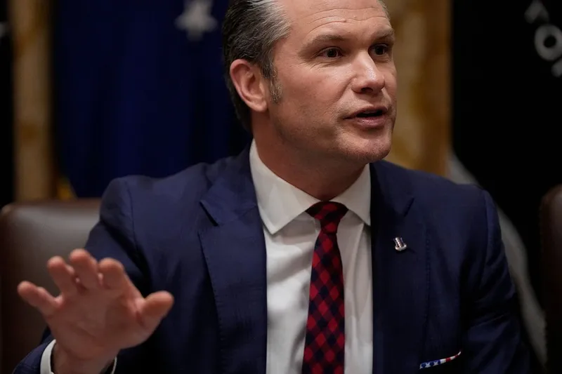 Secretarul Apărării, Pete Hegseth, vorbeşte, în timpul unei şedinţe a Cabinetului - Foto: Profimedia Images