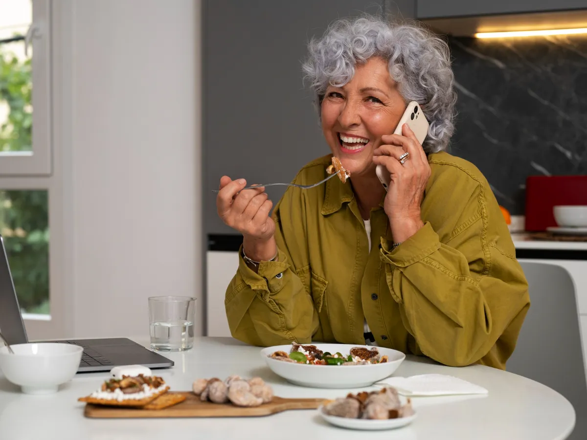 Femeie care vorbește la telefon - Foto: Freepik (Imagine cu rol ilustrativ)