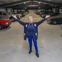 O femeie de 70 de ani și-a prezentat colecția de vehicule. Are 40 de mașini și le conduce pe toate - Foto: The New York Post
