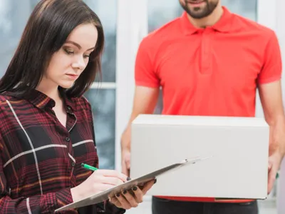 Taxa de 25 de lei pentru coletele din afara UE a fost aprobată de Parlament. Când intră în vigoare măsura? - Foto: Freepik (Imagine cu rol ilustrativ)