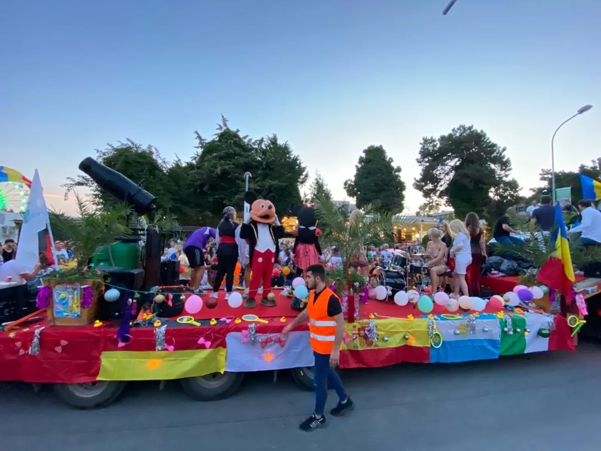 Până și o sosie nu prea reușită a lui Mickey Mouse s-a urcat în camion. Foto: Newsweek România