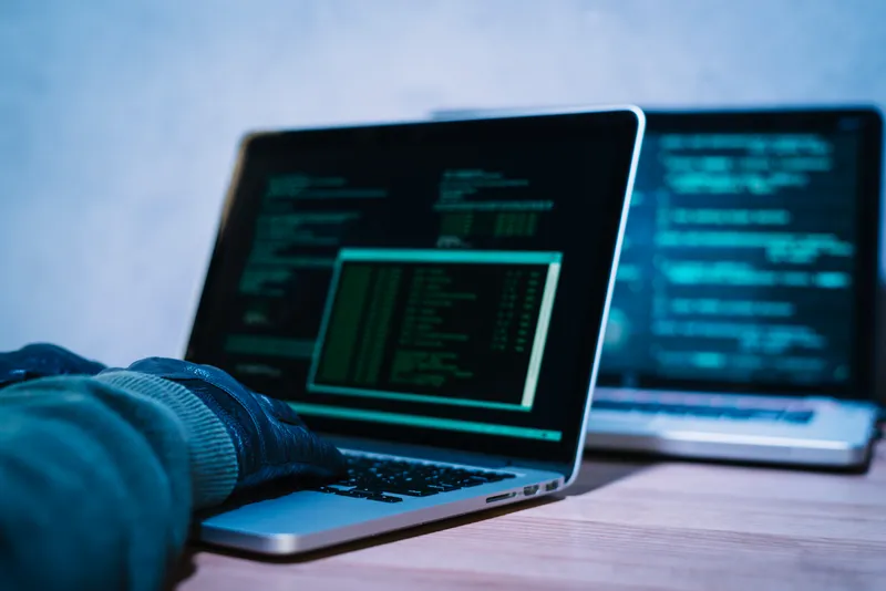Hackeri pe laptop - Foto: Freepik (rol ilustrativ)