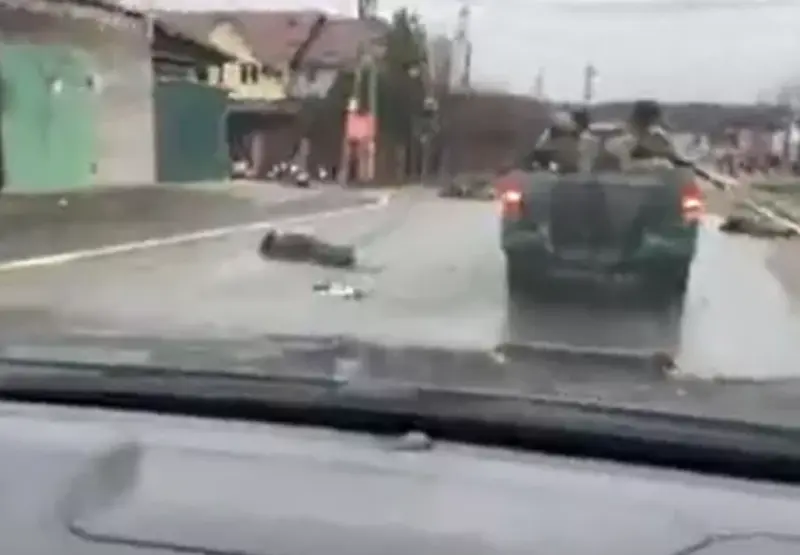 Cadravrele civililor au fost lăsate în stradă/ FOTO: Captură video