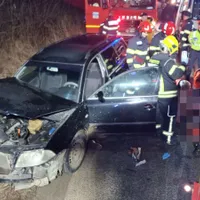 Un tânăr de 30 de ani s-a înfipt cu mașina într-un stâlp de iluminat. A murit pe loc - Foto: ISU Satu Mare