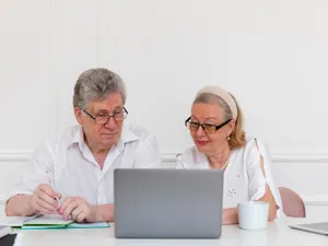 Ce se întâmplă cu pensie pe luna iunie? Guvernul face anunțul așteptat de 4.900.000 pensionari - Foto: Freepik (Imagine cu rol ilustrativ)