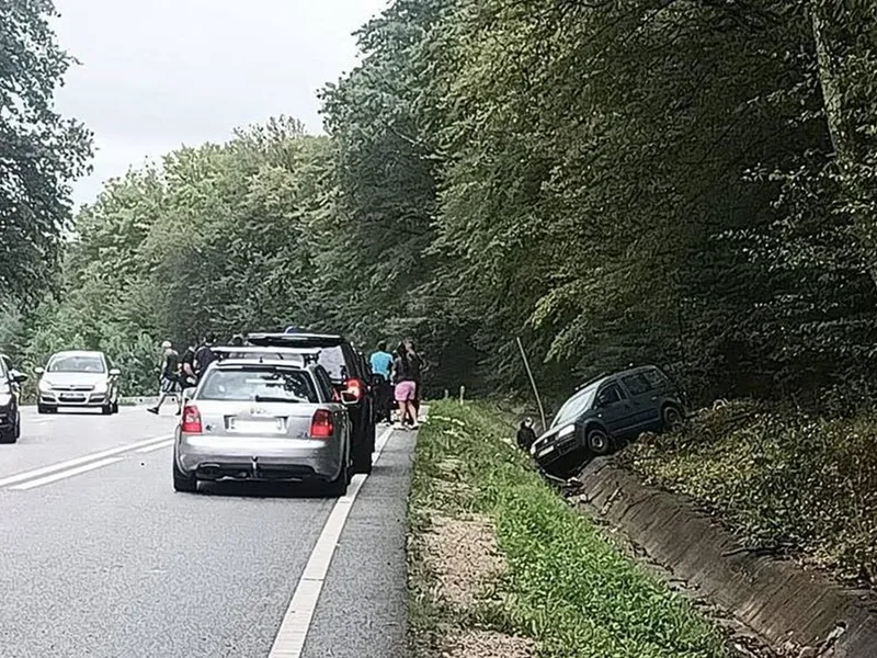 FOTO Grav accident rutier, pe DN 76. 6 persoane implicate, un bărbat a murit, o femeie resuscitată