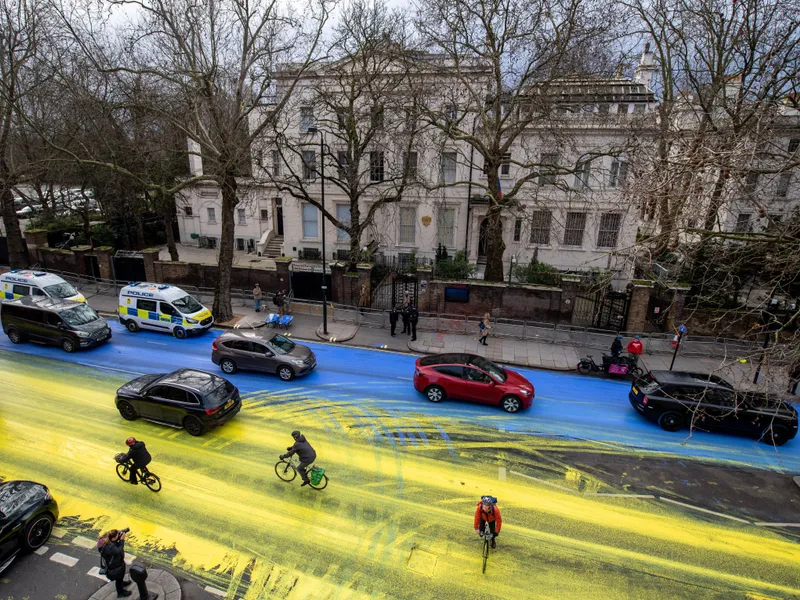 Un grup de activiști britanici au vopsit strada din fața ambasadei Rusiei în culorile Ucrainei - FOTO: Twitter/@ByDonkeys