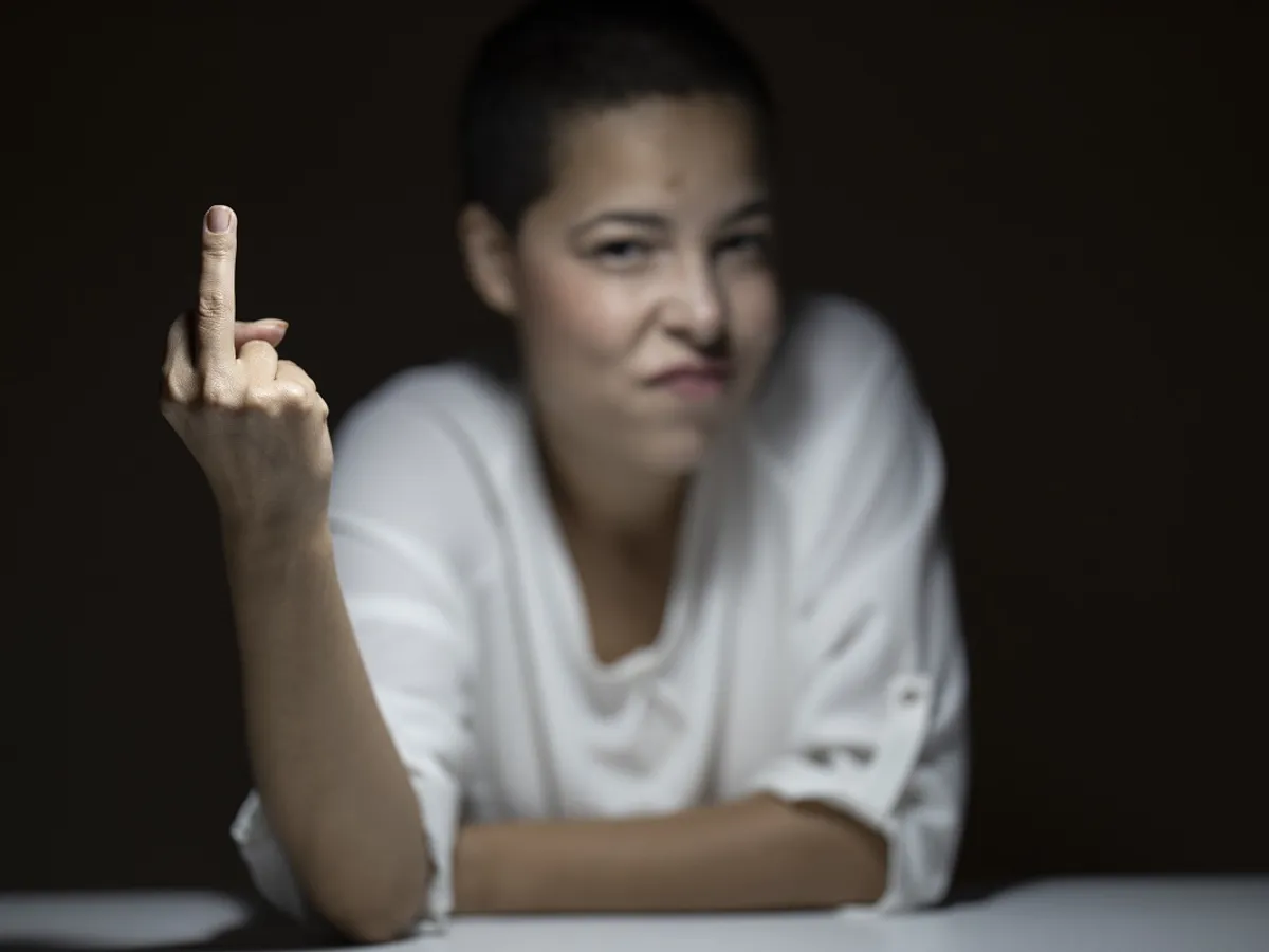 O femeie face semnul cu degetul mijlociu ridicat - Foto: Pixabay (rol ilustrativ)