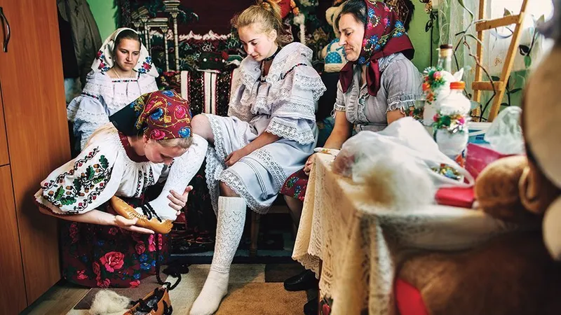 Româncă de origine
ucraineană, îmbrăcată de familie în ziua nunții, în satul Poienile de sub Munte