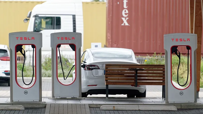 Începe ElectricGate? Tesla a fost dată în judecată pentru trucarea autonomiei mașinilor electrice - Foto: Profimedia Images - Imagine cu rol ilustrativ