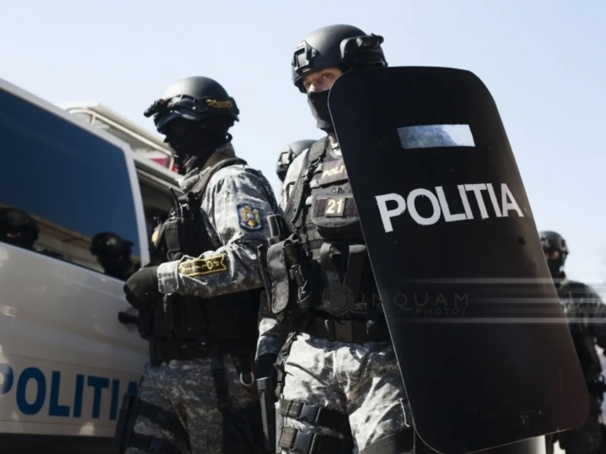 Femeie de 72 de ani, înșelată cu peste 553.000 de lei de falși polițiști și pretinși angajați ai BNR