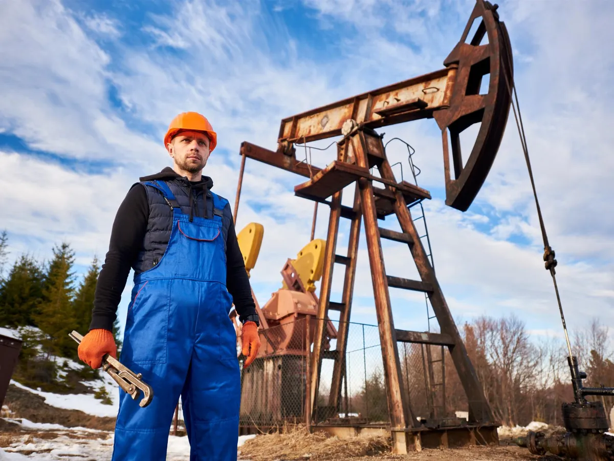 Tânăr petrolist - Foto: Magnific.com (Imagine cu rol ilustrativ)