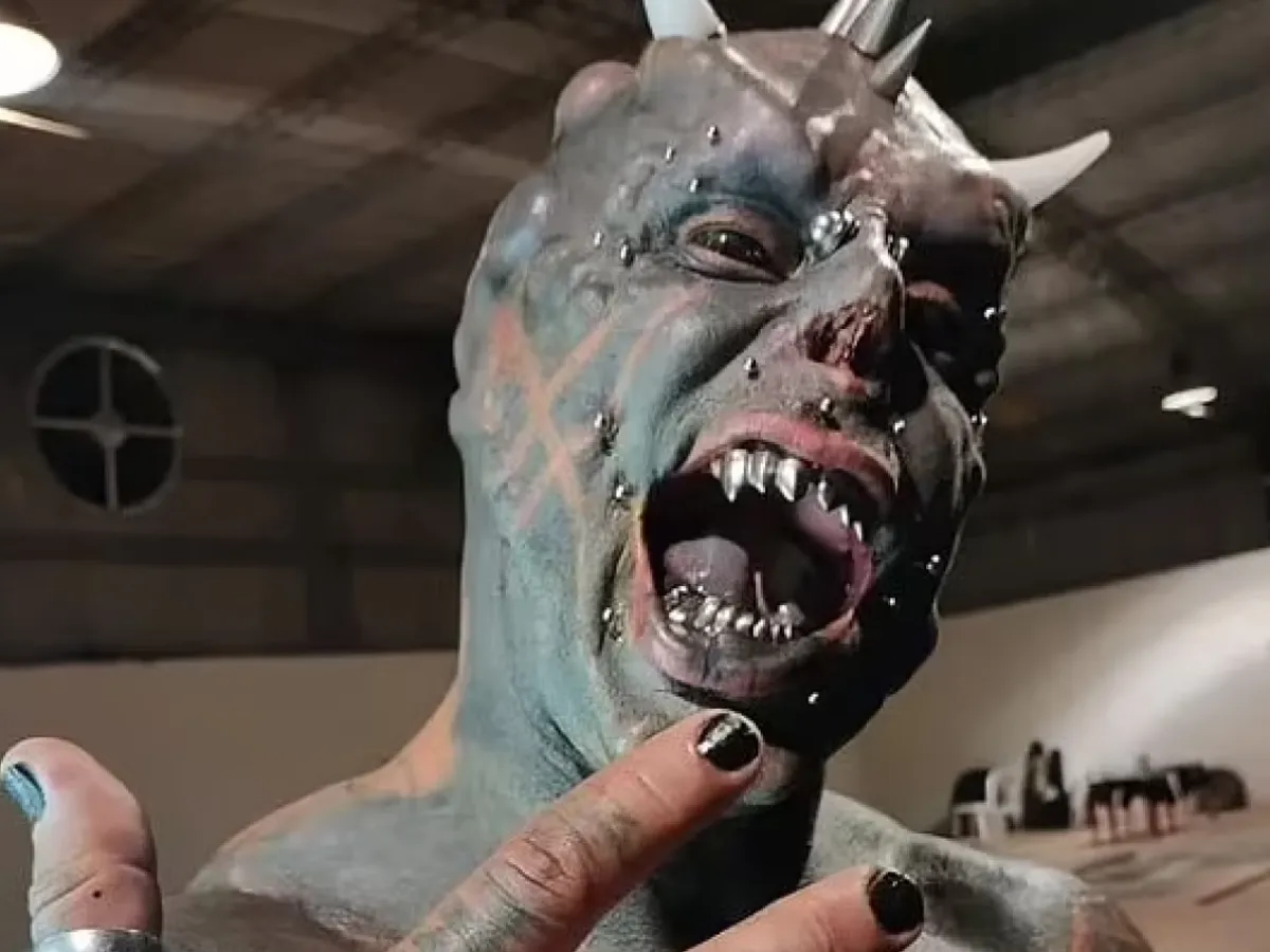 „Omul demon”, artistul care și-a plantat 33 de coarne și și-a tăiat urechile, șochează din nou - Foto: Twitter/ @w_whiskers
