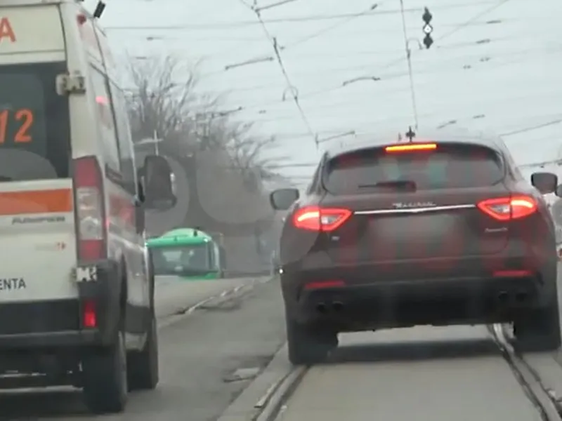 Cu inel cu diamante și Maserati, Cristina Spătar se ia la întrecere cu o ambulanță în trafic. / Foto: captură video