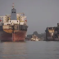 Bangladeshul, „cimitir” de vapoare: Deșeuri toxice pe plaje și în ocean, muncitori exploatați - Foto: captură video