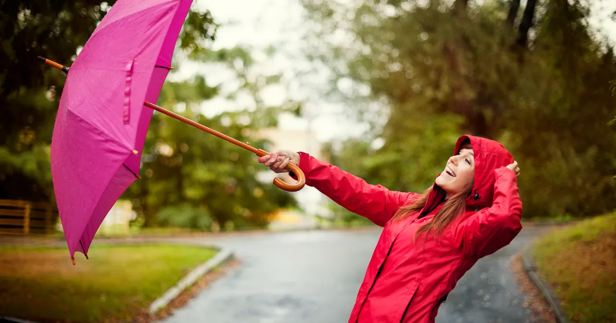 METEO Rafale puternice de vânt „mătură” România. Până când e valabilă alerta de vreme rea? • Newsweek România