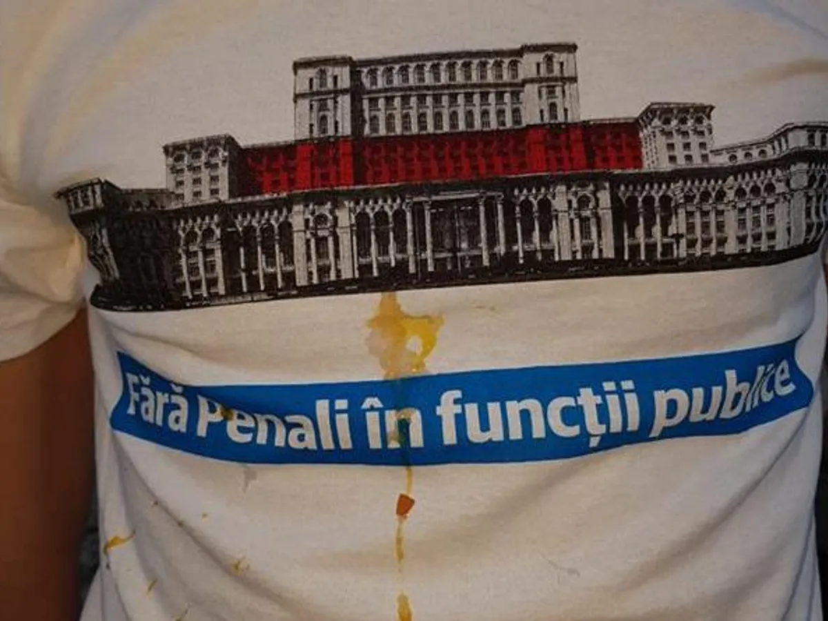 Tricoul unui voluntar #fărăpenali, murdărit cu un ou, la Chiajna. FOTO: USR