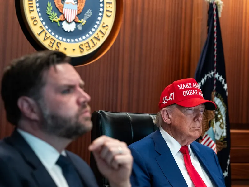 Trump şi JD Vance în Situation Room, urmărind serioşi desfăşurarea atacului asupra Iranului - Foto: Profimedia Images