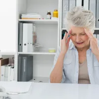 Pensionar auzind vești despre pensie - Foto: Freepik