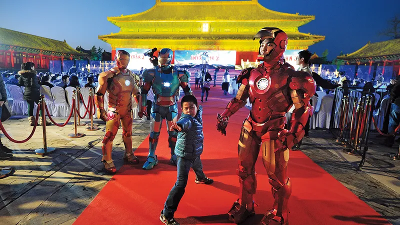 Un tânăr fan încearcă repulsorii la un eveniment promoțional de la Beijing pentru „Iron Man 3“
