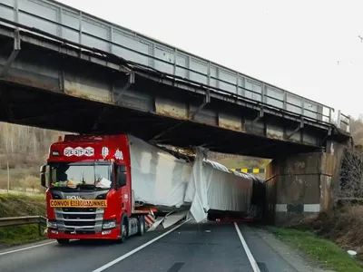 Un tramvai a lovit un pod și a blocat DN 6 în zona localității Teregova. Cum s-a întâmplat? - Foto: DRPD Timișoara