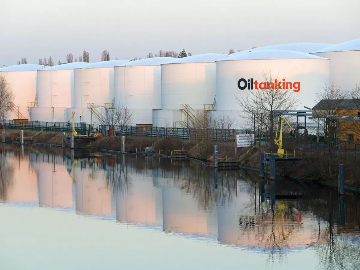 Tancuri petroliere dintr-un depozit aparţinând de Tanklager Berlin der Oiltanking Deutschland GmbH & Co - Foto: Profimedia Images
