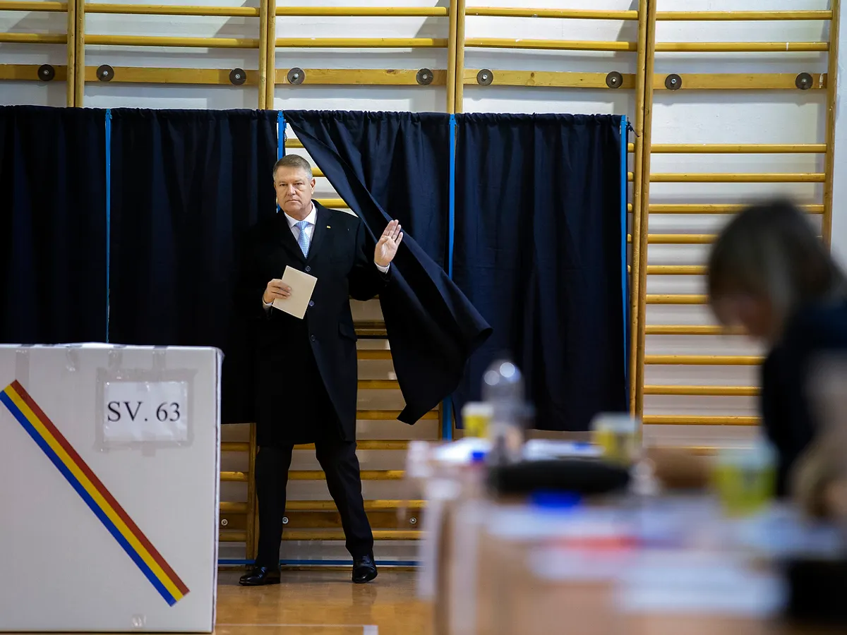 Klaus Iohannis a votat în jurul orei 9.00  Foto: Mugur Vărzariu