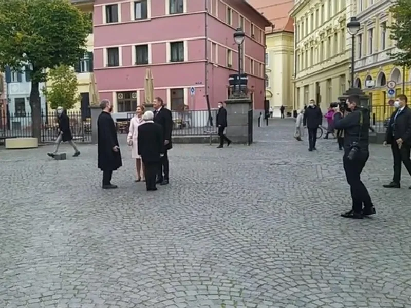 Klaus Iohannis și Carmen Iohannis, sosind la Catedrala Evanghelică din Sibiu. Captură foto Facebook Știri de Sibiu