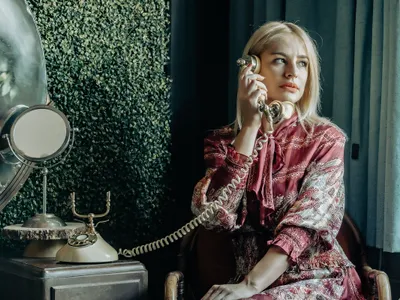 Femeie cu telefon vechi cu fir - Foto: Pexels (cu rol ilustrativ)