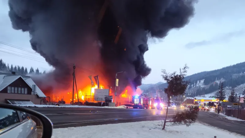 Incendiu violent la un depozit de cauciucuri. A fost trimis un mesaj Ro-Alert - Foto: ISU Suceava