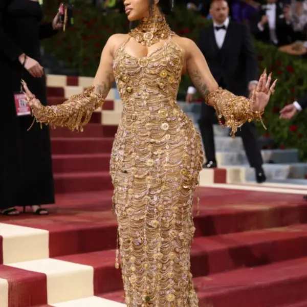 Cardi B într-o ținută Atelier Versace. / Foto: vogue.com