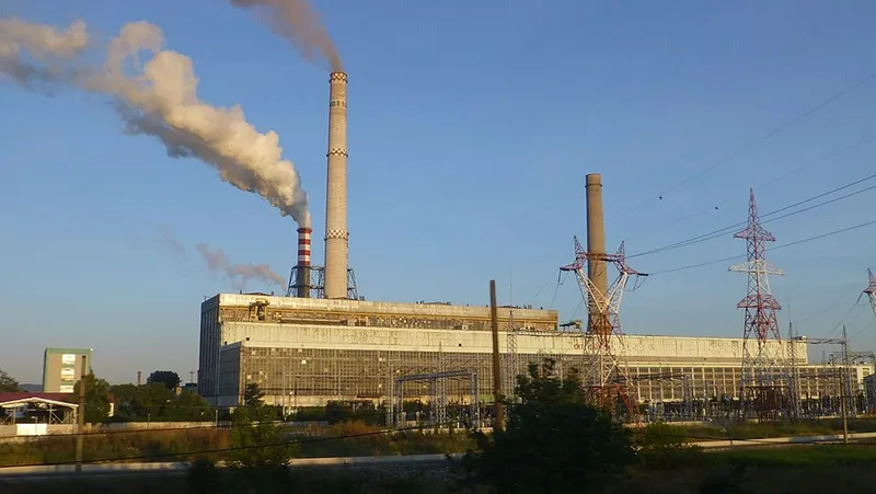 Termocentrala Işalniţa, o mare unitate din anii comunismului, devenită acum o relicvă desuetă - Foto: Wikipedia/User:Beroesz/CC BY-SA 2.5 hu