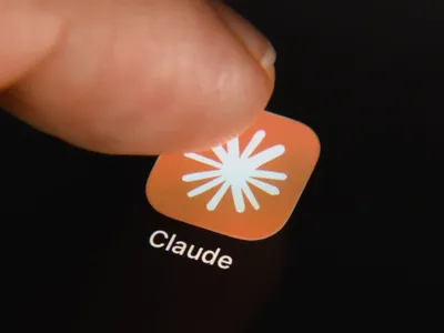Instrumentul Claude, de la Anthropic. Bărbat care apasă pe sigla aplicaţiei, pe un telefon - Foto: Profimedia Images